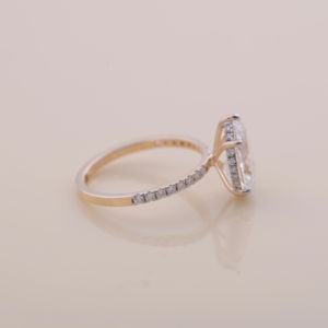 Bague de fiançailles avec diamant de laboratoire taille poire de 2,04 carats |   Or blanc, jaune et rose 14 carats |   Bague de mariage pavée - Product Image 6