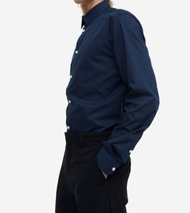 เสื้อเชิ้ตผ้าซาตินกันยับสีน้ำเงินขาวลายเส้นเรียบง่าย แขนสั้น โพลีเอสเตอร์ 100% สำหรับผู้ชาย ราคาขายส่ง - Product Image 2