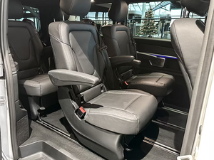Mercedes Benz V250d Avantgarde, Furgoneta de Pasajeros de Lujo, Diésel, Automática, Distancia Entre Ejes Larga, Volante a la Izquierda - Product Image 3