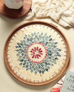 Elegante Bandeja Redonda de Ratán con Incrustaciones de Madreperla Turquesa, Diseño Geométrico, Bandeja Decorativa para Uso Residencial - Product Image 4