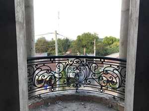 Rampe de balcon décorative en fer forgé sur mesure, garde-corps extérieur en métal pour villa, terrasse, balcon, et design de main courante d'escalier - Product Image 5