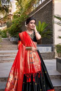 Nuevo Conjunto de Lehenga con Borde de Tejido Jacquard de Seda (Paithani) con Bordado Zari, Choli y Dupatta a Juego, Venta al Por Mayor - Product Image 3
