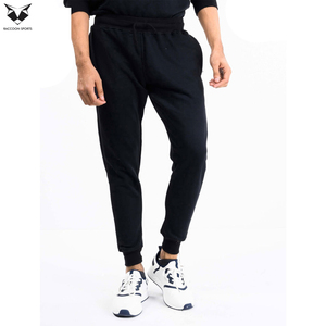Ensemble de survêtement noir uni pour homme, coupe ajustée, dernière conception, confortable, en tissu de qualité supérieure, idéal pour le jogging et la gym, vente en gros - Product Image 4
