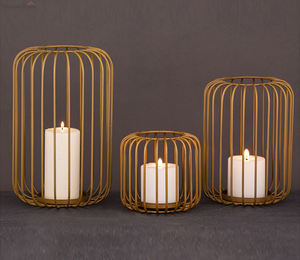 Porte-bougie décoratif en métal au design unique pour salon, table à manger et aménagement intérieur d'hôtel, disponible au prix d'exportation - Product Image 1