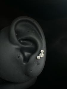 Delicado Pendiente de Concha de Oro de 14K con Diamante Cultivado en Laboratorio y Engaste Invisible en Curva Abierta - Product Image 5
