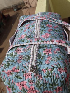 กระเป๋าเดินทางทรงโบฮีเมียนสวยงาม ทำมือ ลายควิลท์  กระเป๋าเป้สะพายหลังสำหรับเดินทางช่วงสุดสัปดาห์  โครงภายนอกขนาดใหญ่ ลายแมนดาลา  ซิปแบบมีห่วงล็อค  ผ้าฝ้าย - Product Image 4