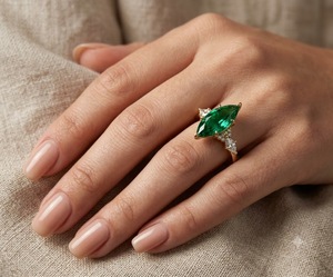 Bague de fiançailles vintage en or massif 10 carats avec grappe de diamants verts marquise, bague de mariée unique avec diamant vert allongé - Product Image 5