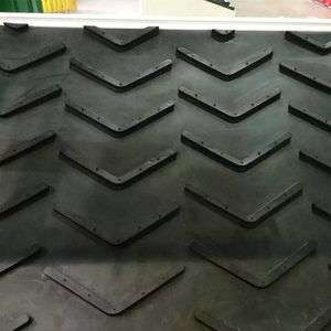 Yupheng cao su chống mài mòn với thiết kế Cleated <span class=keywords><strong>C5</strong></span> <span class=keywords><strong>C10</strong></span> <span class=keywords><strong>C15</strong></span> <span class=keywords><strong>Chevron</strong></span> băng tải - Product Image 3