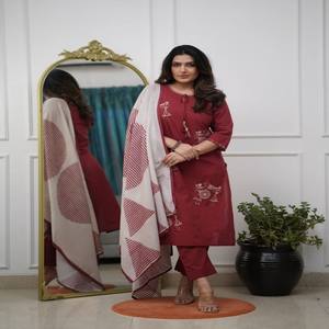 Ensemble Kurti et pantalon VASTRA COTTAGE en rayonne lourde avec broderie sur le col et dupatta en soie imprimée, tenue ethnique élégante - Product Image 5