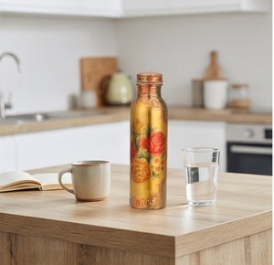 Botella de agua de acero inoxidable dorado con tapa de rosca y diseño floral para beber agua pura y con estilo moderno. - Product Image 4