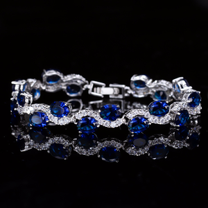 Pulsera de tenis de lujo unisex de oro macizo de 14K y chapado en oro de 10K con cristales verdes ovalados y diamantes de laboratorio engastados en garra, con diseño de cadena. - Product Image 2