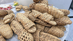 Pantoufles en jacinthe écologiques faites à la main du Vietnam, matériau naturel, parfaites pour la décoration des chambres d'hôtel, des complexes hôteliers et pour l'exportation - Product Image 5