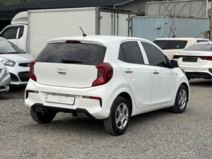 Auto Hatchback Blanco Usado 2022, Compacto de 5 Puertas, Vehículo Urbano, Radio, Auto Coreano Usado de Segunda Mano, Volante con Calefacción - Product Image 2
