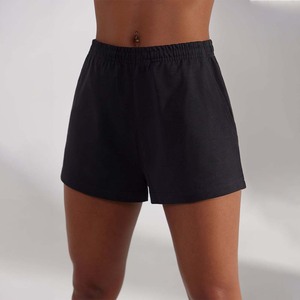 Shorts de sport pour femmes, très demandés, noirs délavés, avec poches, à enfiler, taille haute et respirants - Product Image 6