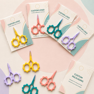 Tijeras de Bordado con Mango de Flores Coloridas OEM con Empaque de Tarjeta Personalizado para Manualidades de Costura - Product Image 5