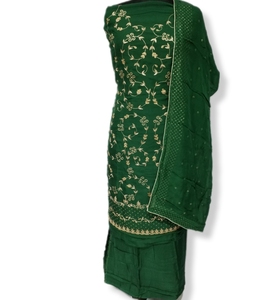 Salwar Kameez en soie pour femmes, brodé à la main avec des broderies Zari, tenue traditionnelle pour les fêtes et les festivals, présentant la mode indienne et pakistanaise - Product Image 1