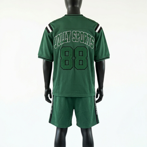 Conjunto de camiseta y pantalones cortos de fútbol de malla de poliéster premium de 200 GSM, paneles en los hombros en verde y blanco, logotipo personalizado, conjunto corto para hombre. - Product Image 4