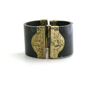 Bracelet manchette classique en corne de buffle, conçu pour les femmes tendances à la recherche de bijoux naturels et durables - Product Image 2