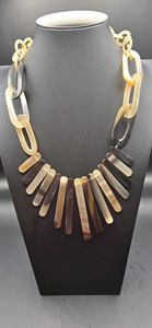 Collier pendentif double boucle en corne de buffle, artisanat naturel contemporain, écologique, fait main, accessoire de mode pour femmes - Product Image 4