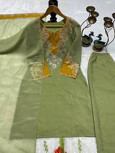 Conjunto Kurti Palazzo de Seda Crujiente para Mujer, Ropa Festiva Más Vendida, con Diseño de Bordado Calado, Disponible al Mejor Precio - Product Image 3