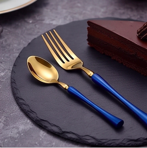 Juego de cubiertos de acero inoxidable con mango de cerámica azul real y detalles en oro PVD, resistente al óxido, moderno y lujoso para cenas y fiestas. - Product Image 2