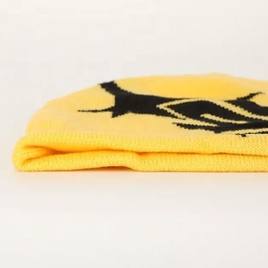 Gorro Unisex Amarillo con Patrón Geométrico Negro, Tejido Jacquard, Estilo Urbano, Gorro de Invierno, 56-58cm, Uso Casual para Adultos - Product Image 4