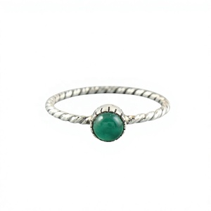 Anillo de Plata de Ley 925 con Ónix Verde Redondo Cabujón y Banda Trenzada, Joyería Artesanal con Piedras Preciosas al por Mayor - Product Image 1