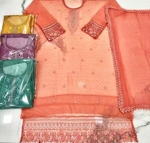 Vêtements indiens et pakistanais de créateurs modernes, non cousus, magnifiques ensembles de soirée haut de gamme, brodés à la main, tendance. - Product Image 3