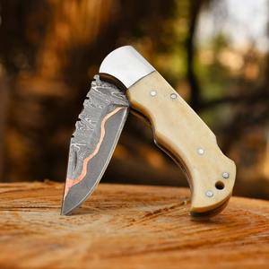 Cuchillo Plegable EDC de Acero Damasco y Cobre Hecho a Mano de Alta Calidad con Mango Grabado OEM - Product Image 4
