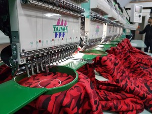 Chemise camouflage à manches longues pour homme, rouge et noir avec bordure contrastante, style streetwear, tissu ultra doux, fabrication de logo personnalisé - Product Image 4