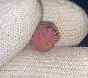 พลอยทับทิมดิบธรรมชาติจากเคนยา เหมืองเฟโมส จอห์น โซล น้ำหนัก 12.75 กะรัต - Product Image 2