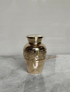 Petites urnes souvenirs uniques en laiton pour les cendres fabriquées avec des motifs traditionnels représentant des souvenirs du patrimoine - Product Image 4
