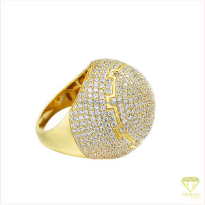 Bague dôme dorée entièrement sertie de pierres étincelantes, motif clé grecque, bijou tendance pour les grossistes en mode hip-hop - Product Image 2