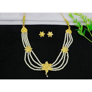 Juego de gargantilla de collar de flores geométricas chapadas en oro de la mejor calidad con cuentas de perlas de imitación Material de aleación duradero y elegante - Product Image 2