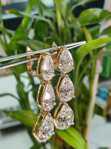 ต่างหูเพชรทรงลูกแพร์ในตัวเรือนทองคำเหลือง ผสมผสานความสง่างามและความเปล่งประกายอย่างลงตัว พร้อมประกายทองอันอบอุ่นและเสน่ห์เหนือกาลเวลา - Product Image 2