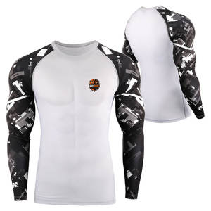 Camisetas de compresión para gimnasio para hombre con tela flexible, estructura que se adapta al cuerpo y costuras duraderas para entrenamientos intensos - Product Image 3