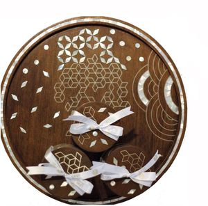 Plateau de service rond en bois fait main pour dattes et fruits secs, avec décor floral blanc gravé, en nacre de qualité supérieure - Product Image 4