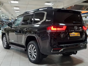 Toyota Land Cruiser LC300 Modelo 2024 |   SUV de Lujo |   Vehículo de 7 Plazas |   4x4 |   Motor Turbo |   Producto Nuevo de Calidad de Exportación - Product Image 3