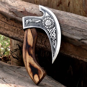 Hache Viking artisanale en acier au carbone gravé avec manche en bois courbé, motif nœud nordique, hache décorative pour bushcraft - Product Image 2
