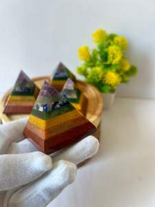 Vente en gros de pyramide en cristal calcaire à 7 chakras | Pierre de guérison Feng Shui gravée pour la décoration de la maison de méditation d'énergie spirituelle - Product Image 6