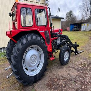 Potente Tractor Agrícola Massey Ferguson MF 175 con Motor Diésel de 4 Cilindros, Caja de Cambios Automática, Tracción 4x4, Construcción Robusta, Pocas Horas de Uso - Product Image 1