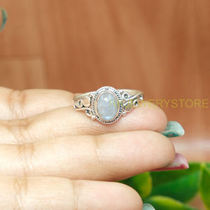 Anillo Hecho a Mano de Plata de Ley 925 con Piedra Lunar Arcoíris Natural |   Anillo con Gema Cabujón Engastada en Bisel |   Joyería de Plata para Mujer - Product Image 6