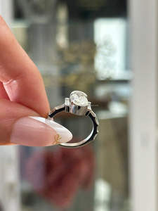 Magnifique bague en diamant taille ovale en or blanc, sertie demi-clos, élégante et moderne, pour femme, design de bijoux de luxe - Product Image 3