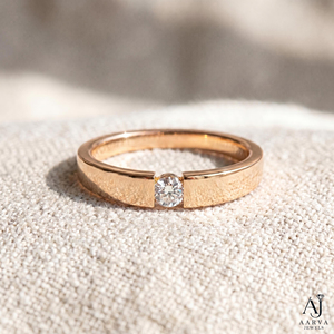 Anillo de compromiso y boda moderno para mujer con moissanita solitaria y engaste de bisel chapado en oro rosa y rodio - Product Image 1