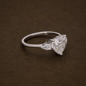 Anillo de Compromiso de Diamantes Creados en Laboratorio con Forma Redonda y de Pera para Mujer, Diseño de Tres Piedras, Elegante Joyería Nupcial de Oro - Product Image 3