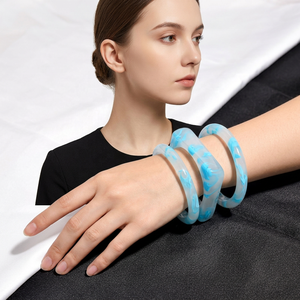 Bracelet jonc artisanal en résine époxy, motif floral, couleur personnalisée bleu et blanc marbré, bijou d'art de collection, artisanat pour la rentrée scolaire et la maison - Product Image 1