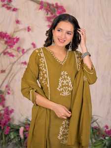 Ensemble de costume droit brodé vert olive de qualité supérieure avec pantalon et dupatta assortis pour femme, idéal pour les occasions festives et ethniques - Product Image 2