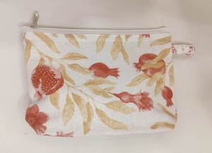Encantadora bolsa de cosméticos con cremallera y estampados vibrantes de granadas y hojas botánicas exuberantes. Perfecta para organizar el maquillaje. - Product Image 2