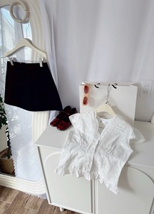 Conjunto de Blusa Bordada de Algodón Suave con Falda Negra para Uso Casual y Semi Formal - Product Image 3