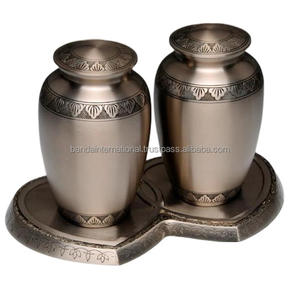 Urnes de crémation de compagnon classique en laiton avec belle gravure et urnes de compagnon funéraire en métal fini étain - Product Image 1